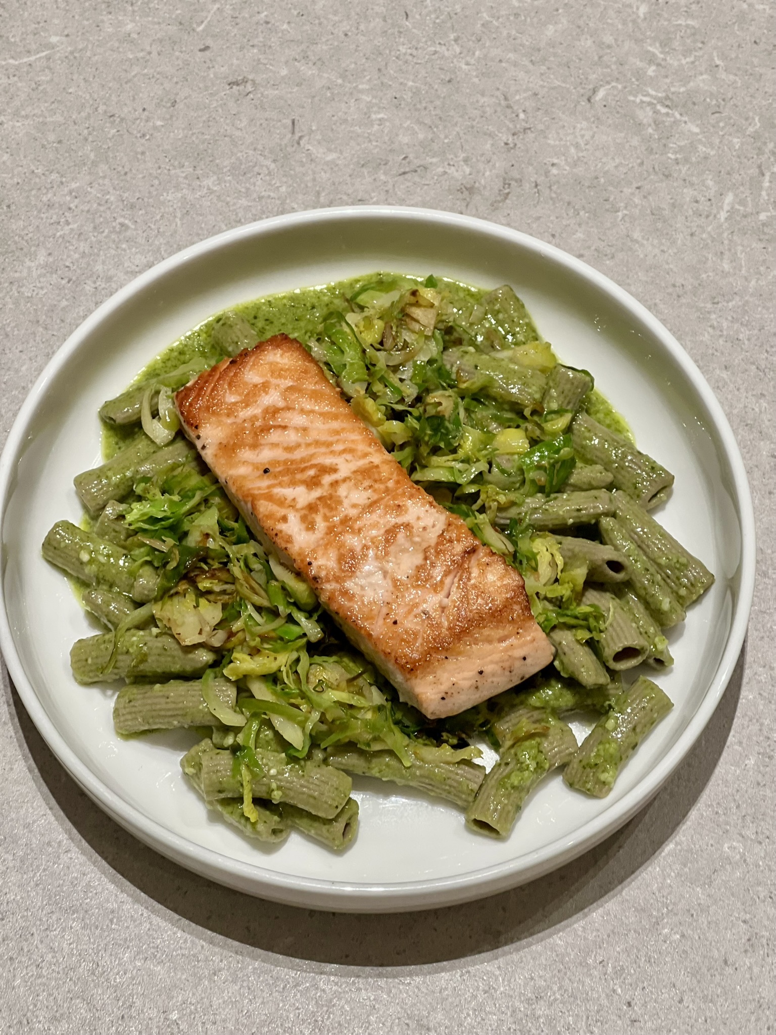 Keto Penne met pesto en gebakken spruitjes image