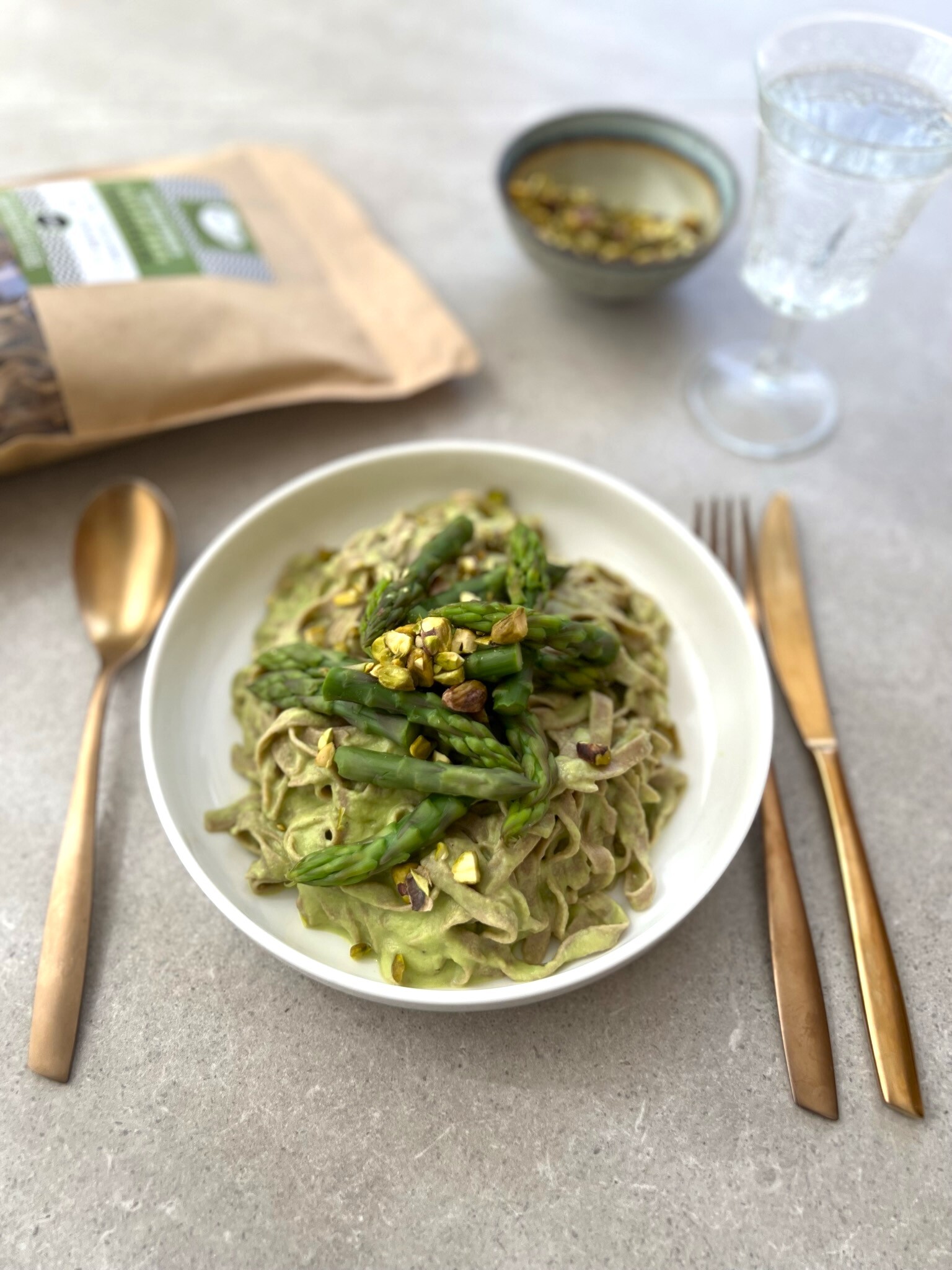 Vegan Tagliatelle met groene asperges en pistachenoten image